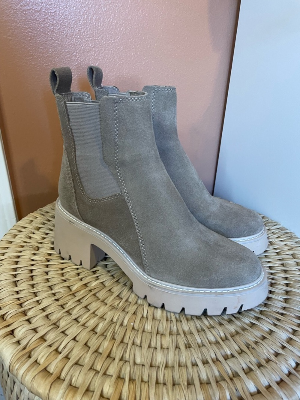 Dolce Vita Halina Chelsea Boots in Taupe Suede Women’s Size 6 - Picture 2 of 10
